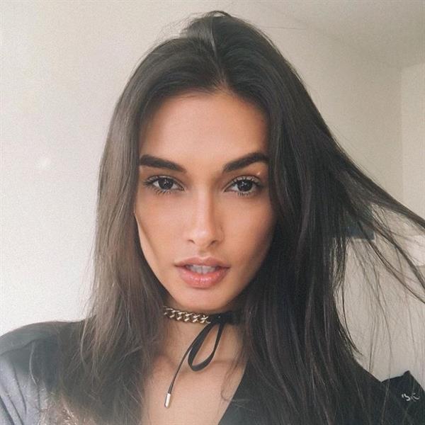 Gizele Oliveira taking a selfie