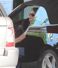Rosie Huntington Whiteley - Running errands in West Hollywood (13.02.2013) 