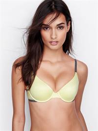 Gizele Oliveira in lingerie