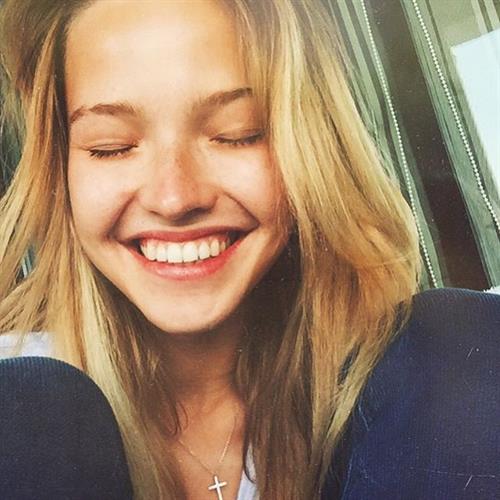 Sasha Luss taking a selfie