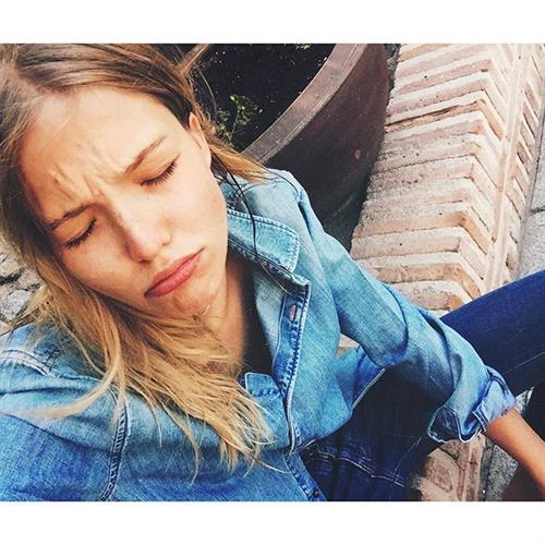 Sasha Luss taking a selfie