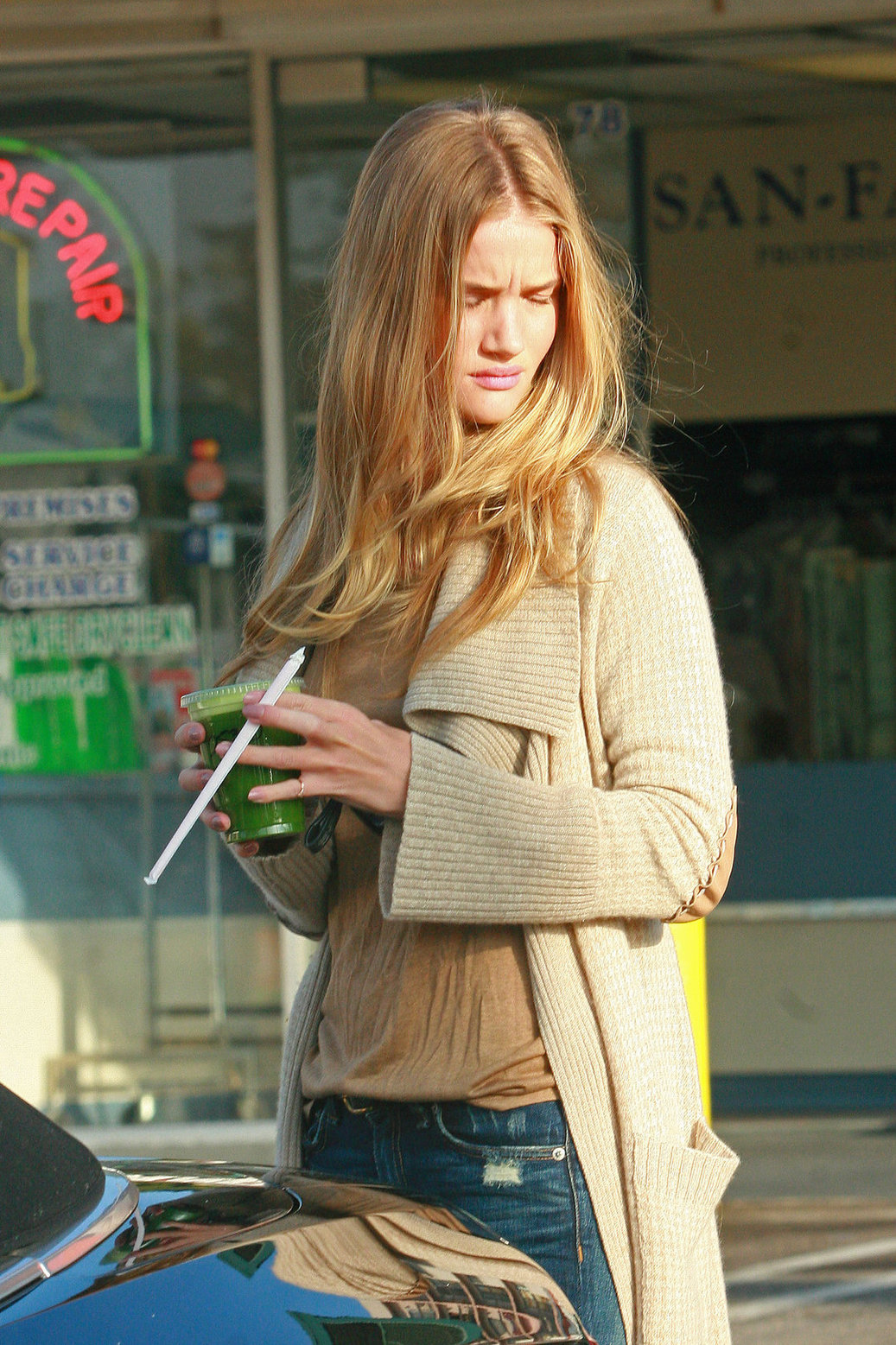 Rosie Huntington-Whiteley Pictures Rosie Huntington-Whiteley Whole Foods in Hollywood - November 3, 2012