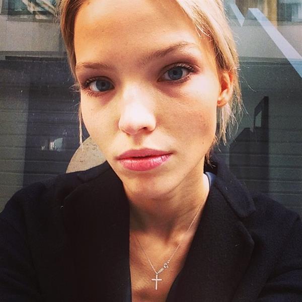 Sasha Luss taking a selfie