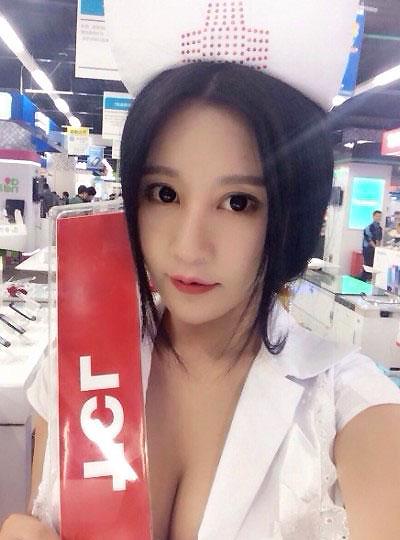 Fan Ling taking a selfie