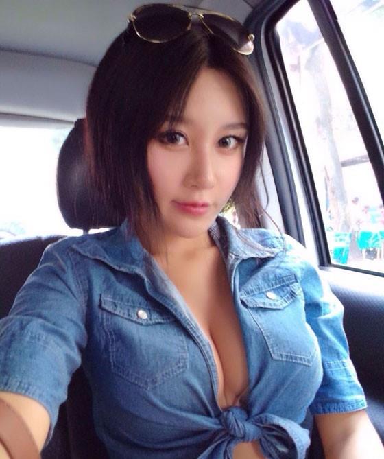 Fan Ling in a bikini taking a selfie