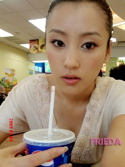 Hu Meng Yuan taking a selfie