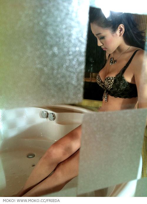 Hu Meng Yuan in lingerie