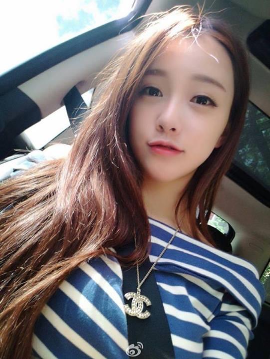 Huang Yi Lin taking a selfie