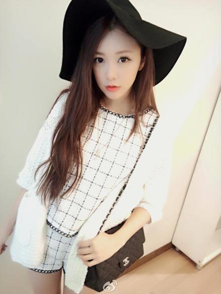 Huang Yi Lin taking a selfie