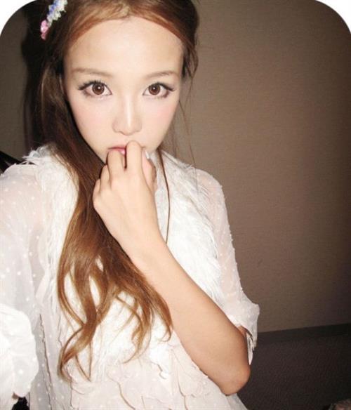 Huang Yi Lin taking a selfie