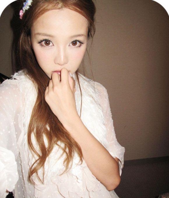 Huang Yi Lin taking a selfie