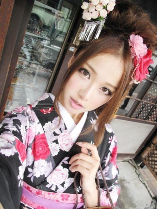 Huang Yi Lin taking a selfie