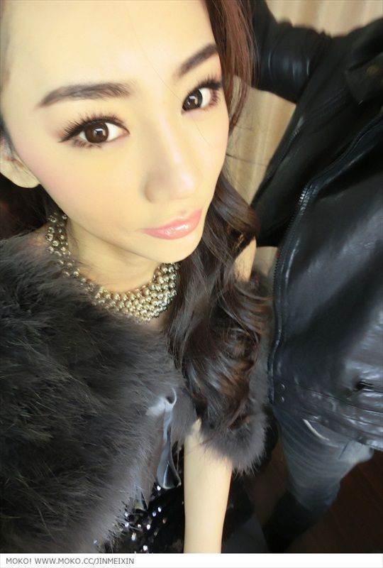 Jin Mei Xin taking a selfie