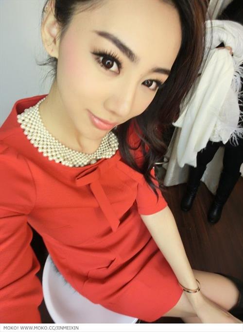 Jin Mei Xin taking a selfie