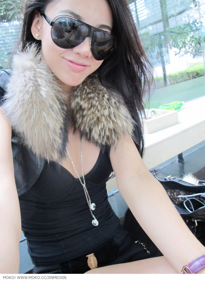 Jin Mei Xin taking a selfie