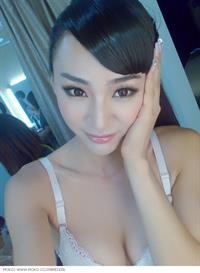 Jin Mei Xin taking a selfie