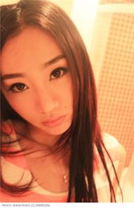 Jin Mei Xin taking a selfie