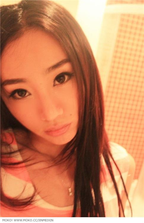 Jin Mei Xin taking a selfie