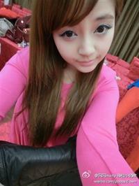 Li Meng Tian taking a selfie