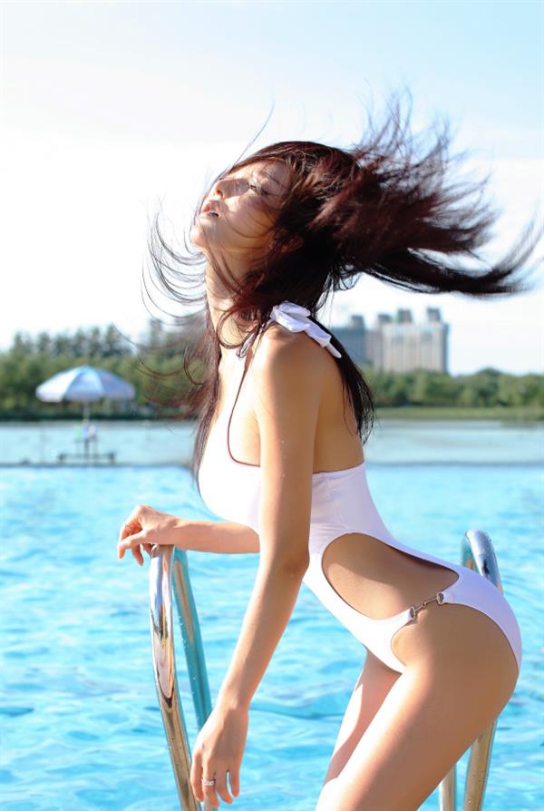 Li Ying Zhi in a bikini