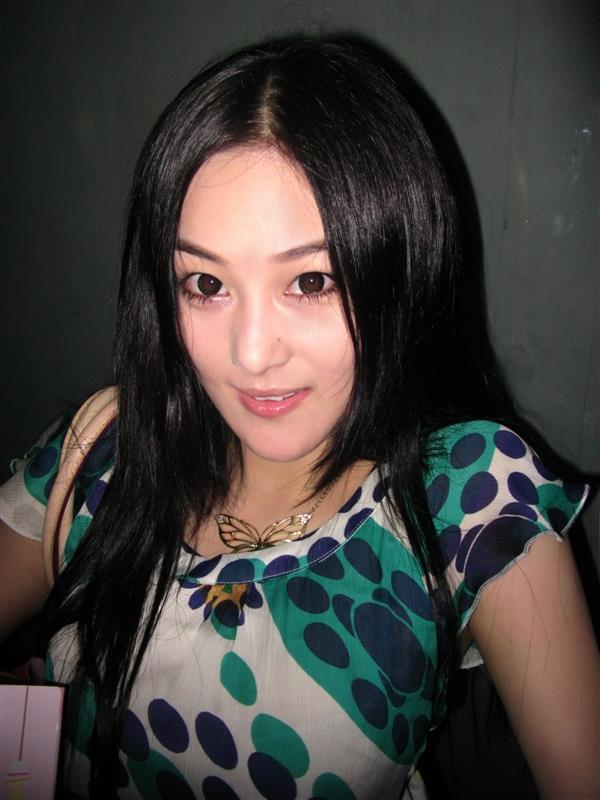 Vivian Zhang Xinyu taking a selfie