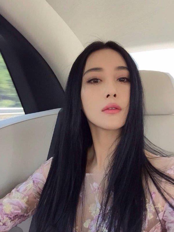 Vivian Zhang Xinyu taking a selfie