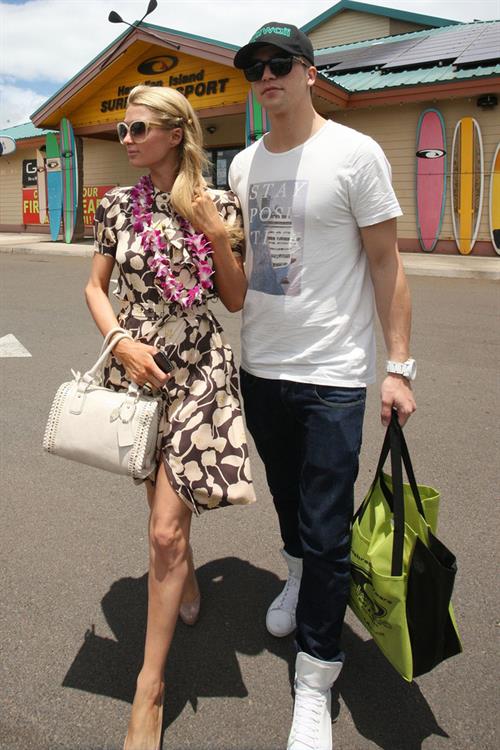 Paris Hilton Shopping with her friend in Hawaii 25.05.13 