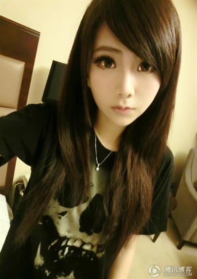 Xia Xiao Wei taking a selfie