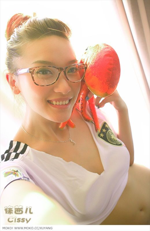 Xu Qian Er taking a selfie