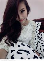 Xu Qian Er taking a selfie