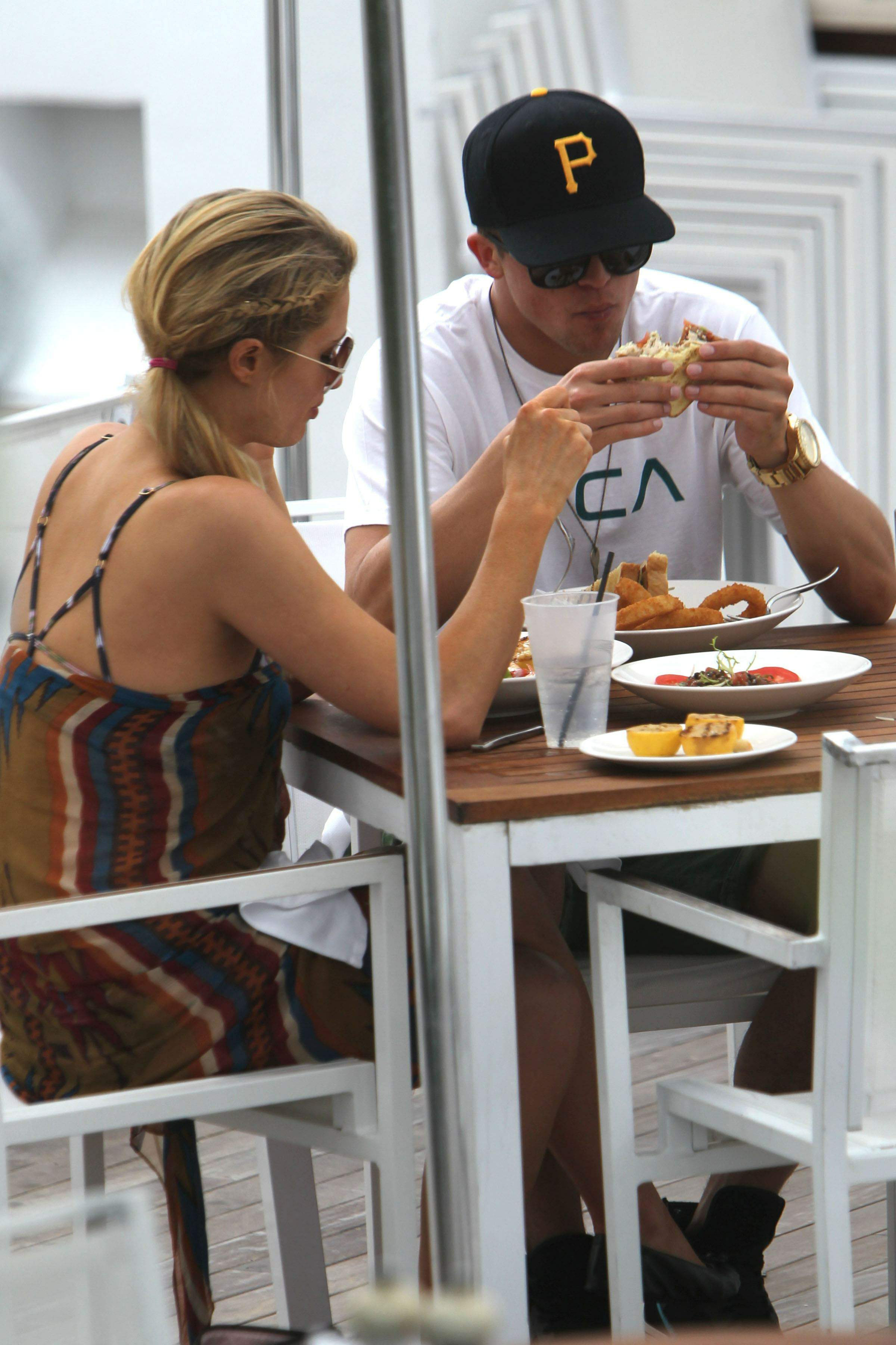 Paris Hilton lunch in Miami December 10-2012  