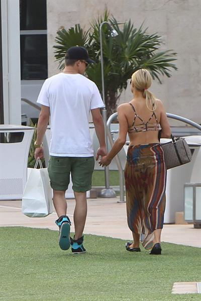 Paris Hilton lunch in Miami December 10-2012  