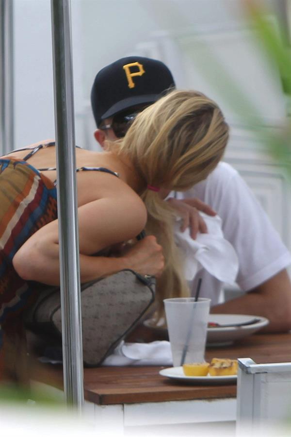 Paris Hilton lunch in Miami December 10-2012  