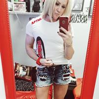 Amanda Michelle Folstad Ptak taking a selfie