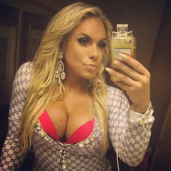 Minna Pajulahti taking a selfie