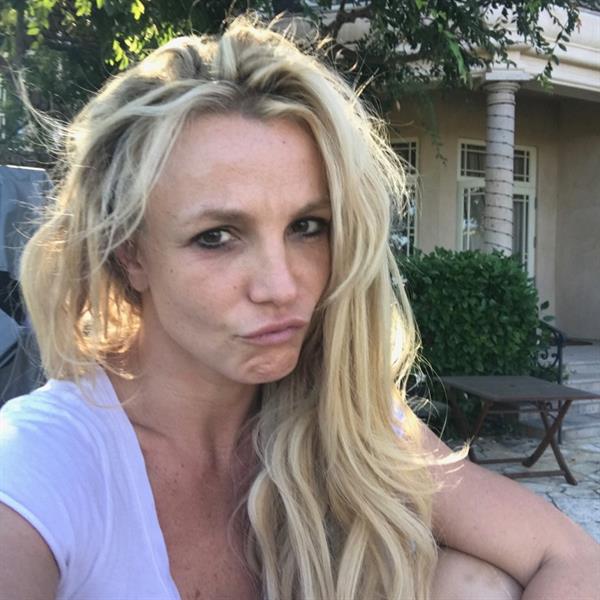 Britney Spears taking a selfie