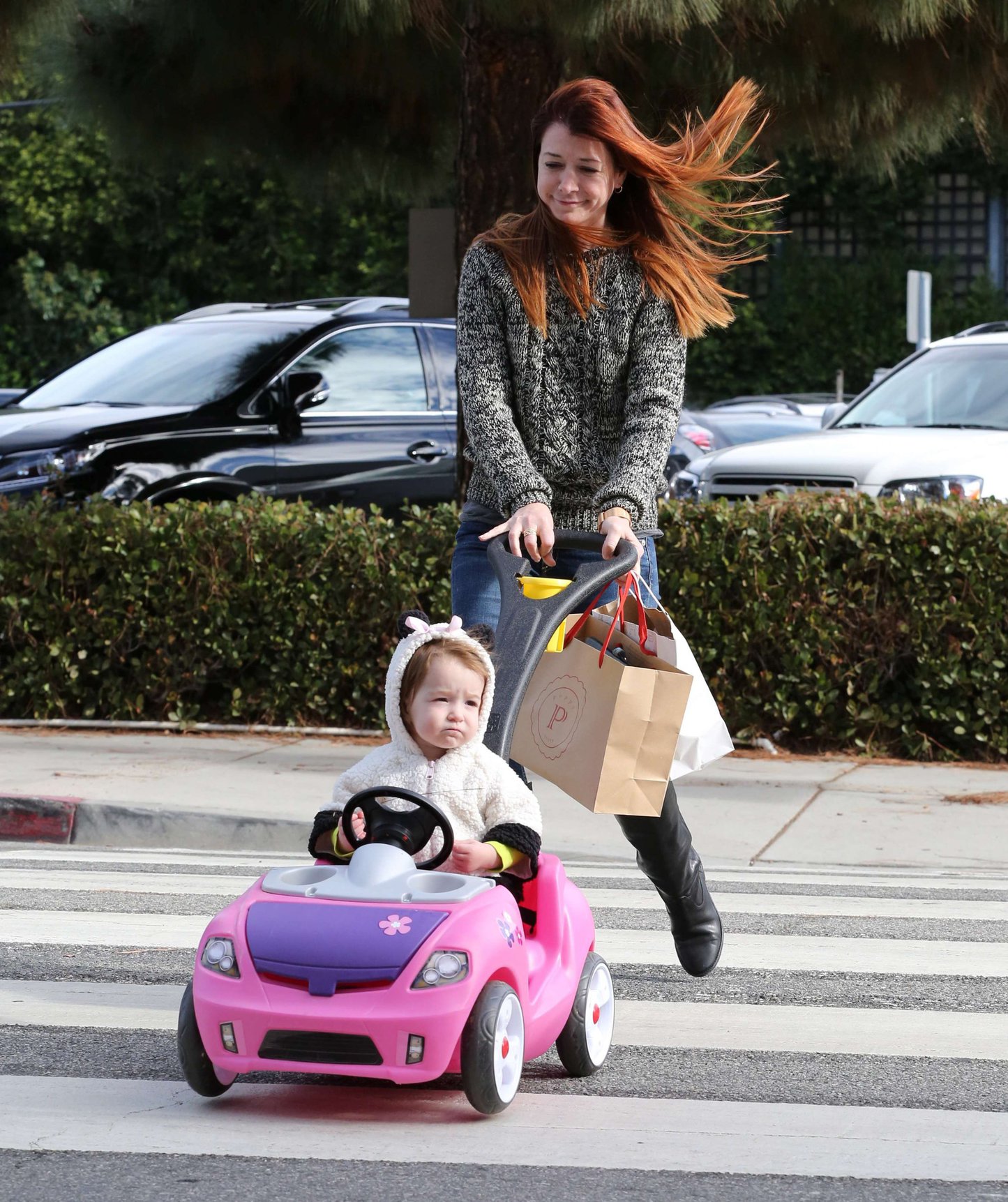 Alyson Hannigan Hangs out with her daughter in Los Angeles (November 22, 2013) 