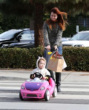 Alyson Hannigan Hangs out with her daughter in Los Angeles (November 22, 2013) 