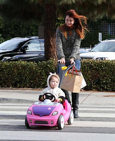 Alyson Hannigan Hangs out with her daughter in Los Angeles (November 22, 2013) 
