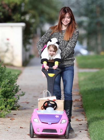 Alyson Hannigan Hangs out with her daughter in Los Angeles (November 22, 2013) 