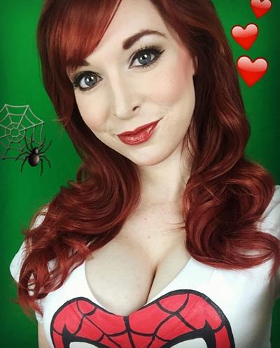Lisa Foiles taking a selfie