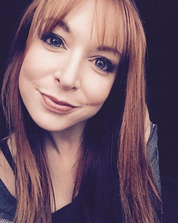 Lisa Foiles taking a selfie