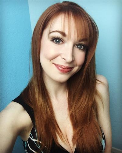 Lisa Foiles taking a selfie