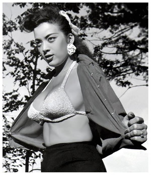 Tura Satana in lingerie