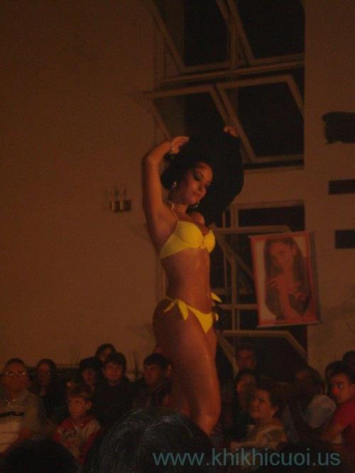 Desiré Falcão in a bikini