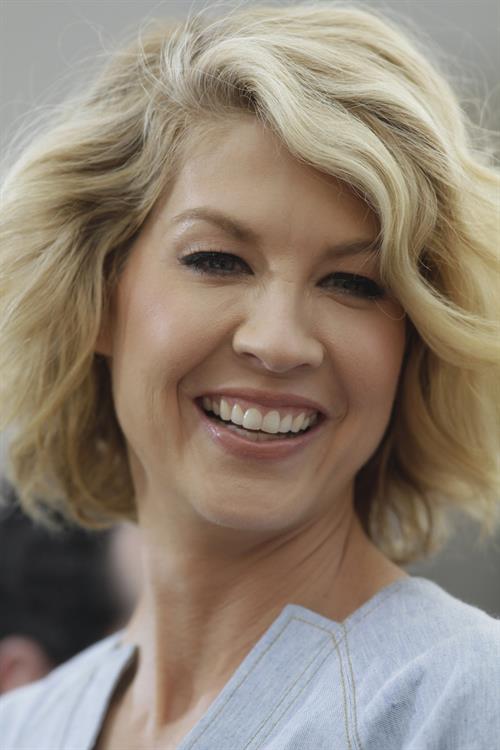 Jenna Elfman - On the set of Extra at The Grove in Los Angeles on February 14, 2013