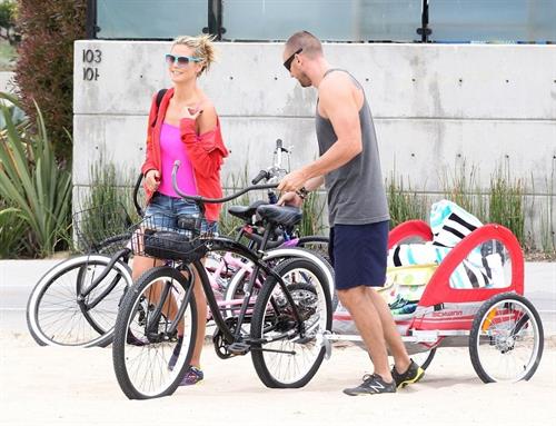 Heidi Klum haning out at the beach in Santa Monica on August 24, 2013