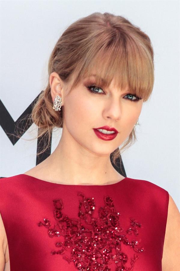 Taylor Swift - 47th Annual CMA Awards 11/6/13  