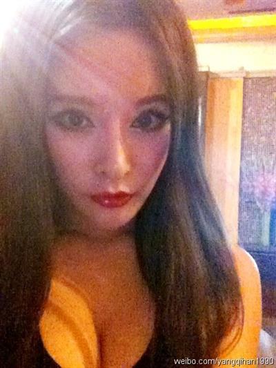 Isabella Yang Qihan taking a selfie