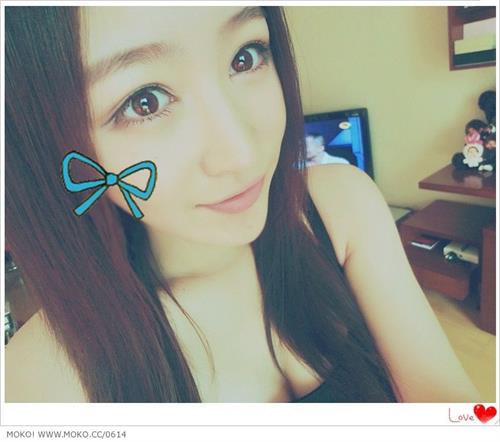 Ren Ying taking a selfie